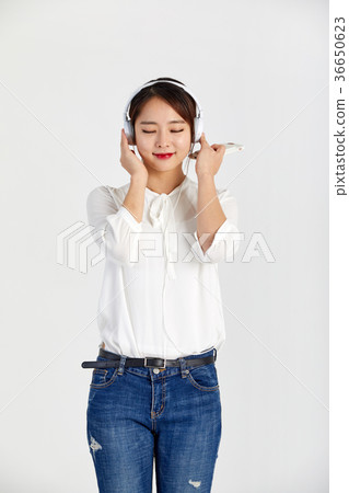 20 girls who enjoy music and enjoy 36650623