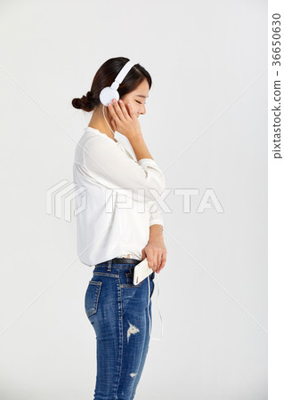 20 girls who enjoy music and enjoy 36650630