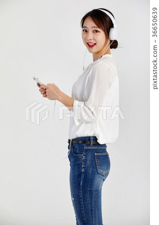 20 girls who enjoy music and enjoy 36650639