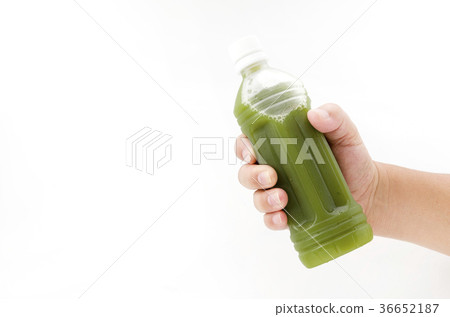 用手舉行的塑料瓶綠色汁液 36652187