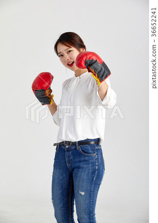 拳擊手套的20歲的婦女 拳擊手套的20歲的婦女 36652241