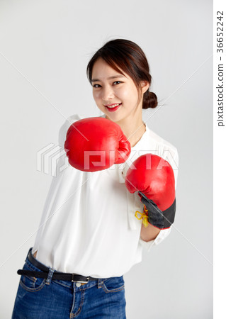 拳擊手套的20歲的婦女 36652242