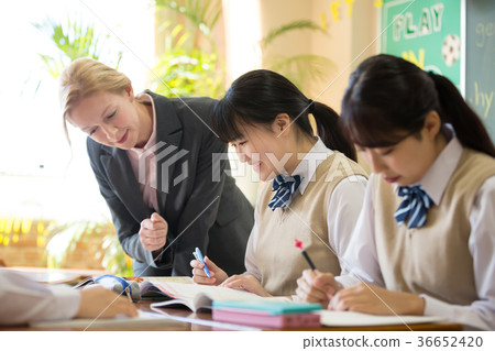 Junior high school student English class high school student Junior high school student English class high school student 36652420