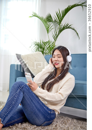 20個女孩度假聽音樂 36652910