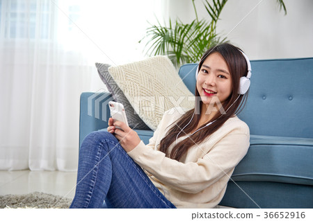 20 girls who spend their holidays listening to music 20 girls who spend their holidays listening to music 36652916