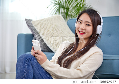 20 girls who spend their holidays listening to music 20 girls who spend their holidays listening to music 36652917