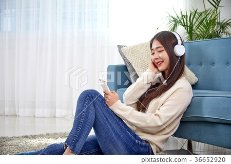 20個女孩度假聽音樂 36652920