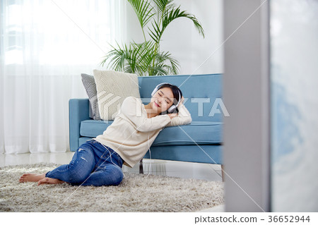 20 girls who spend their holidays listening to music 20 girls who spend their holidays listening to music 36652944