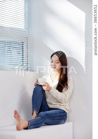 20 girls in the window drinking coffee 36653652