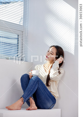 20個女孩在窗口喝咖啡 36653663