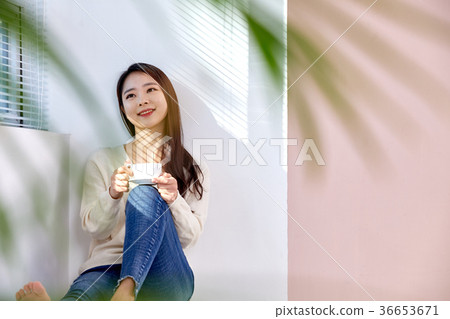 20個女孩在窗口喝咖啡 36653671