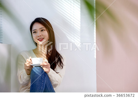 20個女孩在窗口喝咖啡 36653672