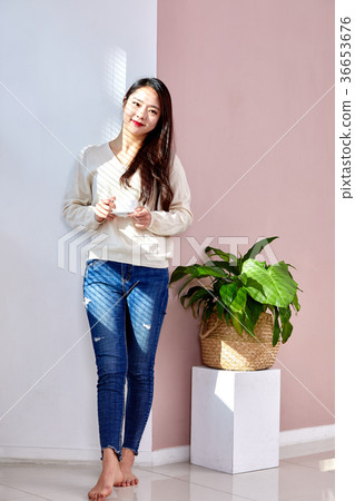 20個女孩在窗口喝咖啡 36653676