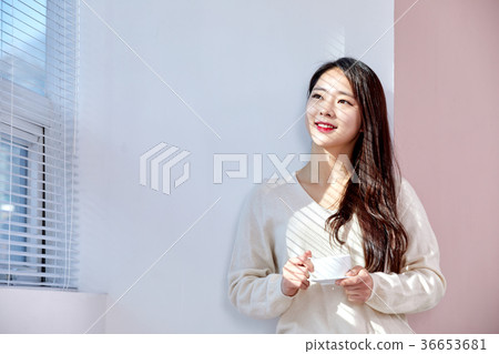 20個女孩在窗口喝咖啡 36653681