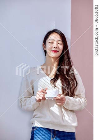 20個女孩在窗口喝咖啡 36653683