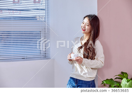 20個女孩在窗口喝咖啡 36653685