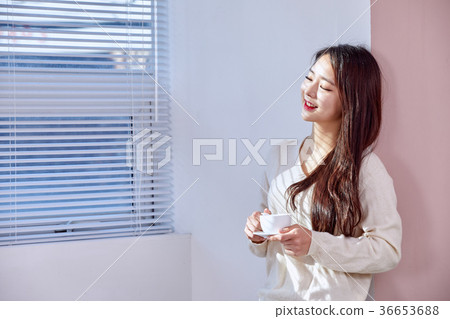 20 girls in the window drinking coffee 36653688