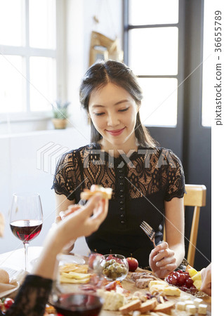 年輕女子，20多歲，韓國人，聖誕節 36655789