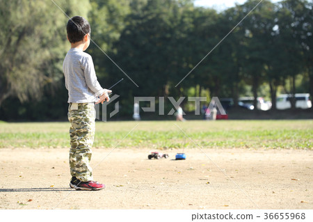 孩子們玩無線電控制 36655968