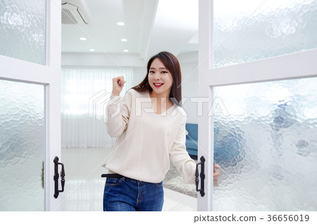 一個女人在看房子 一個女人在看房子 36656019