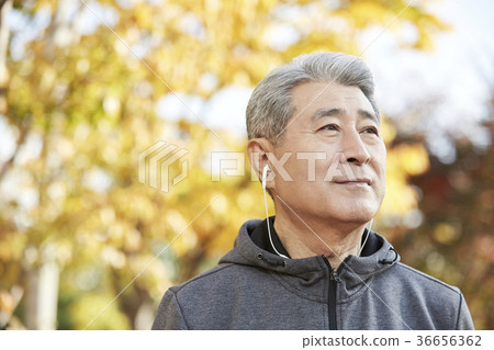 Man, korean, living 36656362