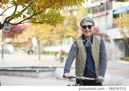 Man, korean, living 36656558
