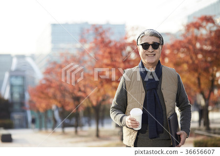 Man, korean, living 36656607