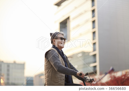 Man, korean, living 36656680