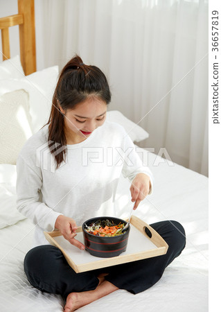二十多歲的女人在床上吃 36657819