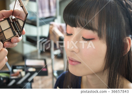 化妝中的美女 36657843