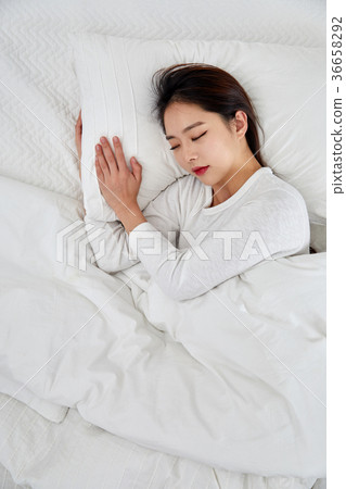 Twenties woman sleeping Twenties woman sleeping 36658292
