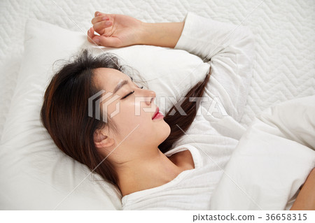 二十多歲女人睡覺 二十多歲女人睡覺 36658315