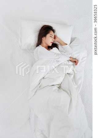 二十多歲女人睡覺 36658325