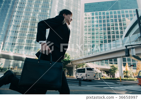 Businessman rushing Young Japanese man rushing 36658997