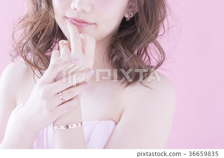 Women with accessories 36659835