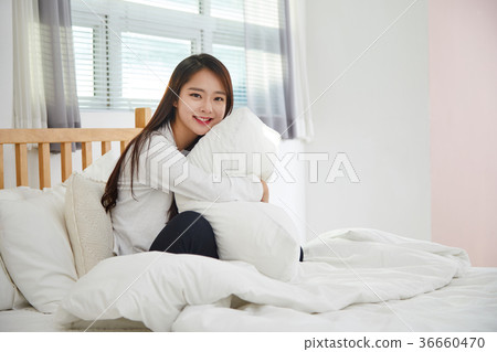 二十多歲在床上休息 36660470