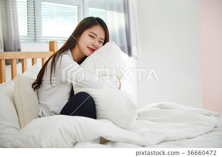 二十多歲在床上休息 36660472