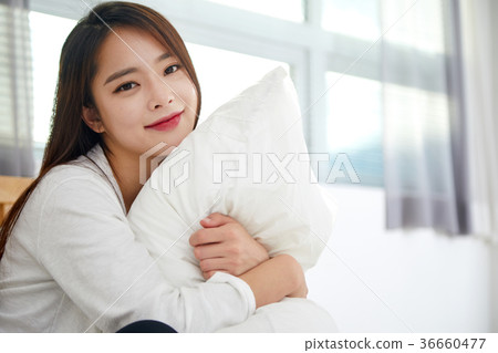 二十多歲在床上休息 36660477