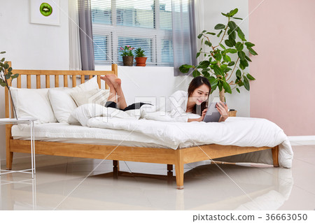 說謊在床上和做iPad的二十名婦女 36663050