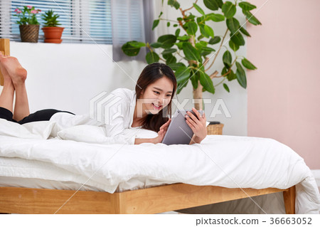 說謊在床上和做iPad的二十名婦女 36663052