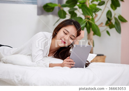 說謊在床上和做iPad的二十名婦女 36663053