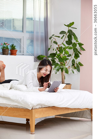 說謊在床上和做iPad的二十名婦女 36663055