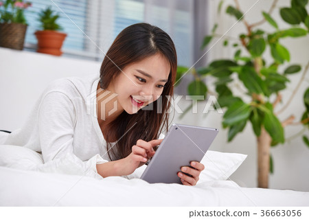 說謊在床上和做iPad的二十名婦女 36663056