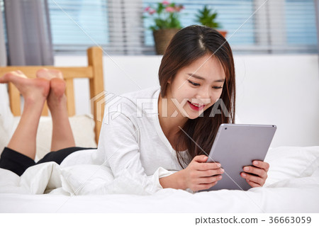 說謊在床上和做iPad的二十名婦女 36663059