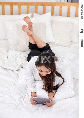 說謊在床上和做iPad的二十名婦女 36663068