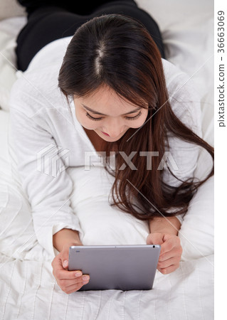 說謊在床上和做iPad的二十名婦女 36663069