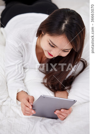 說謊在床上和做iPad的二十名婦女 36663070