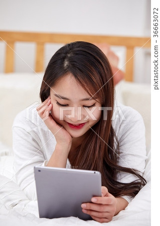 說謊在床上和做iPad的二十名婦女 36663072