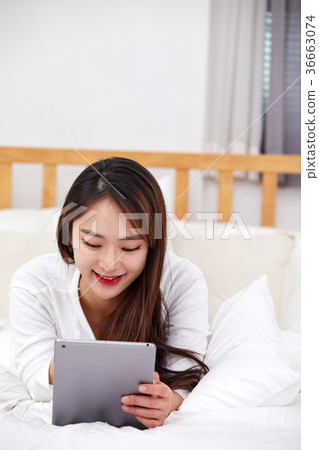 說謊在床上和做iPad的二十名婦女 36663074