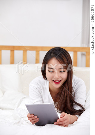 說謊在床上和做iPad的二十名婦女 36663075